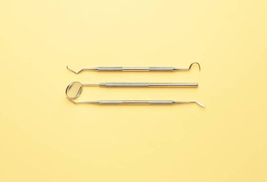 Dişçinin renk arkaplanı üzerindeki araçları