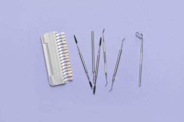 Dişçi araçları ve renk arkaplan üzerindeki diş örnekleri