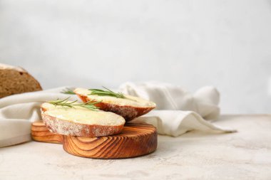 Tereyağlı ve biberiyeli taze ekmek dilimleri