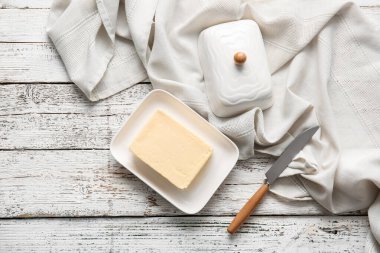 Taze tereyağı ve bıçak dolu bir kutu.