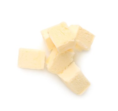 Beyaz arkaplanda taze tereyağı