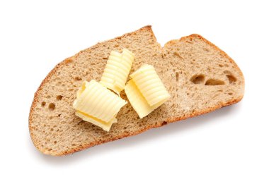 Beyaz arka planda tereyağlı taze ekmek dilimi