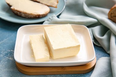 Renkli arka planda taze tereyağlı kutu, yakın plan