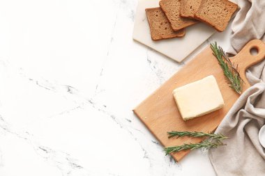 Hafif arkaplanda taze tereyağı ve biberiye