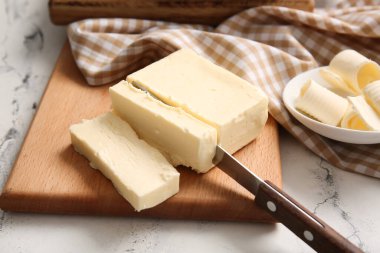 Açık arkaplanda taze tereyağı olan tahta, yakın plan