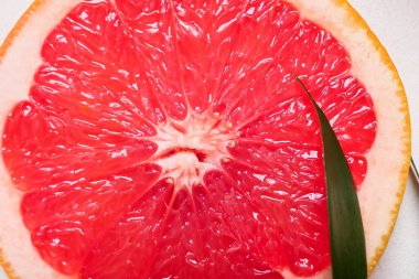 Beyaz arka planda olgun greyfurt dilimi, yakın plan.