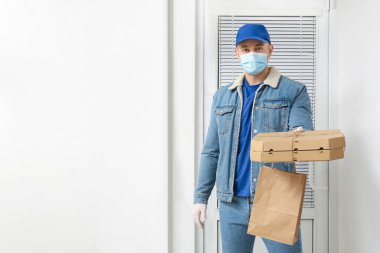 Müşterinin kapısının yakınındaki yemek dağıtım servisi kuryesi.