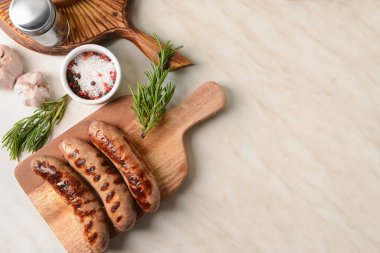 Hafif arka planda leziz ızgara sosisli pano.