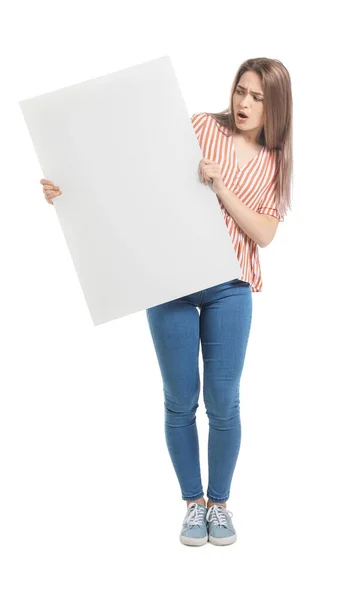 Beyaz Arka Planda Boş Posteri Olan Şaşırmış Genç Bir Kadın — Stok fotoğraf