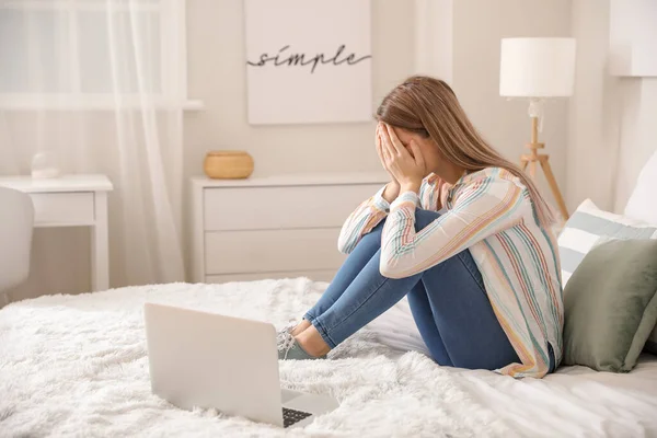 Stres Mladá Žena Žádá Psychologa Radu Line Doma — Stock fotografie