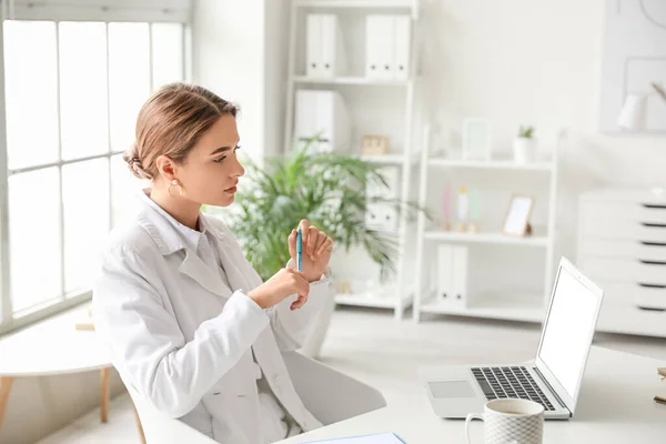 Psychologist Working Patient Online While Sitting Office — Stock Photo, Image