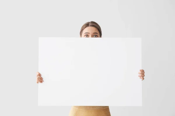 Mujer Joven Sorprendida Con Cartel Blanco Sobre Fondo Claro — Foto de Stock