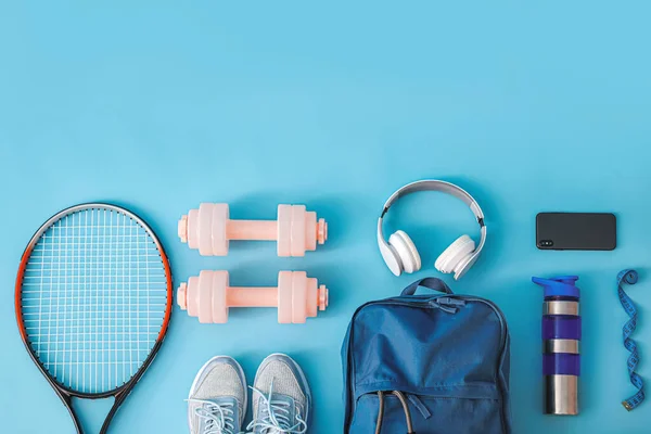 Set Equipamiento Deportivo Con Mochila Sobre Fondo Color — Foto de Stock