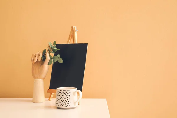 Wooden Hand Chalkboard Cup Table Color Wall Room — Stock Photo, Image