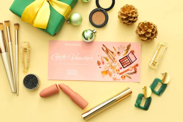 Ajándékutalvány Dekoratív Kozmetikumok Női Kiegészítők Színes Háttér — Stock Fotó