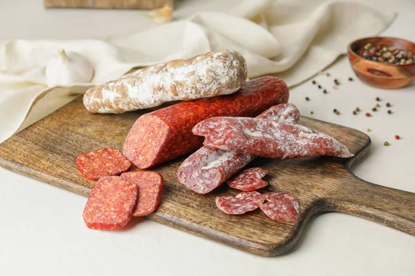 Cutting Board Tasty Sausages Light Background — Stock Photo, Image