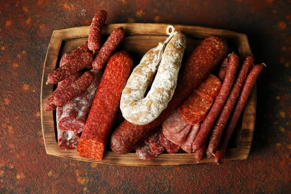 Cutting Board Tasty Sausages Grunge Background — Stock Photo, Image