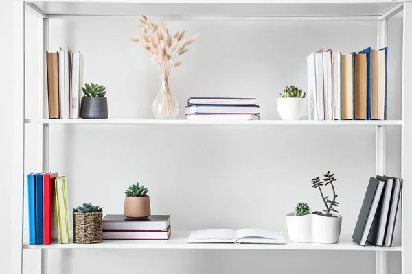 Unidade Prateleira Com Livros Decoração Perto Parede Luz — Fotografia de Stock