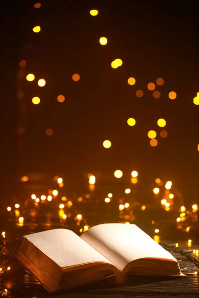 Άνοιγμα Παλιού Βιβλίου Στο Τραπέζι Ενάντια Στα Θολά Φώτα — Φωτογραφία Αρχείου
