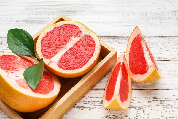 Pomelos Frescos Caja Sobre Fondo Madera Blanca —  Fotos de Stock