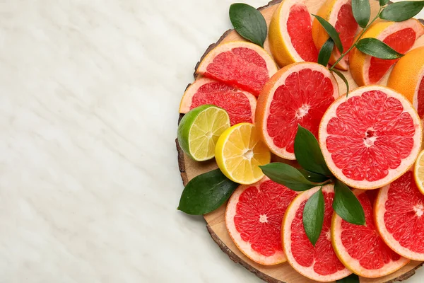 Talíř Čerstvými Plátky Citrusových Plodů Světlém Pozadí — Stock fotografie
