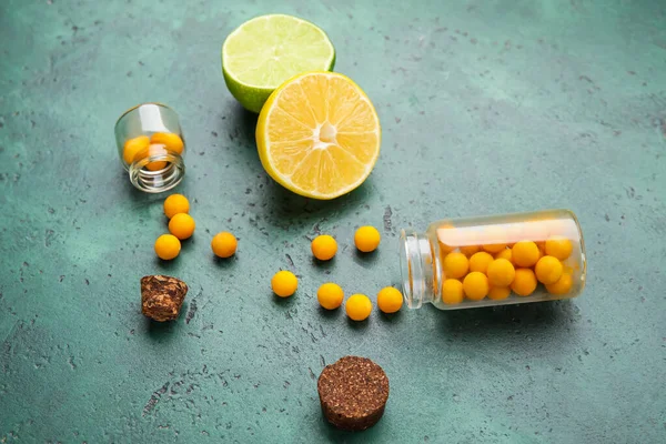 Flaskor Med Vitamin Och Citrusfrukter Färg Bakgrund — Stockfoto