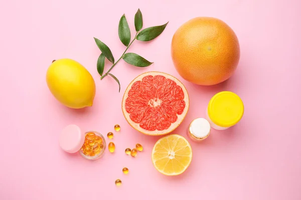 Lahve Vitamínem Pilulky Citrusové Plody Barevném Pozadí — Stock fotografie