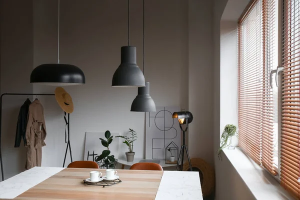 탁자와 램프가 현대식 — 스톡 사진