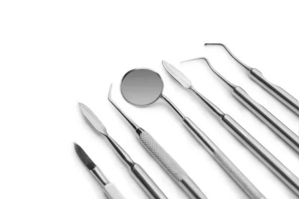 Werkzeuge Des Zahnarztes Auf Weißem Hintergrund — Stockfoto