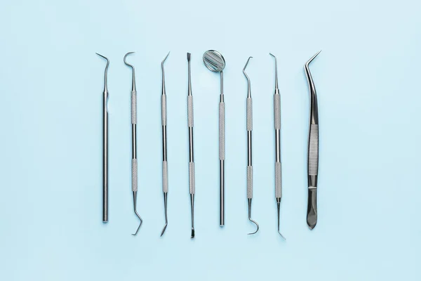 Werkzeuge Des Zahnarztes Auf Farbigem Hintergrund — Stockfoto