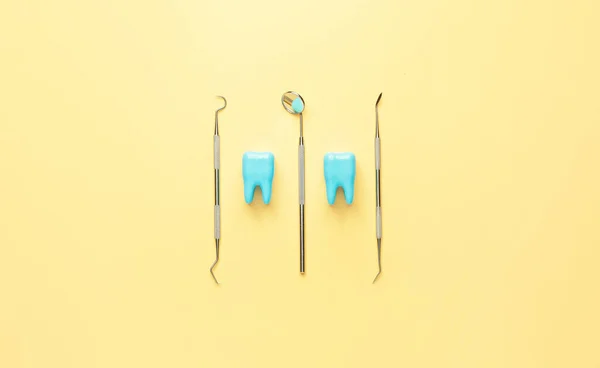 Ferramentas Dentista Dentes Plástico Fundo Cor — Fotografia de Stock