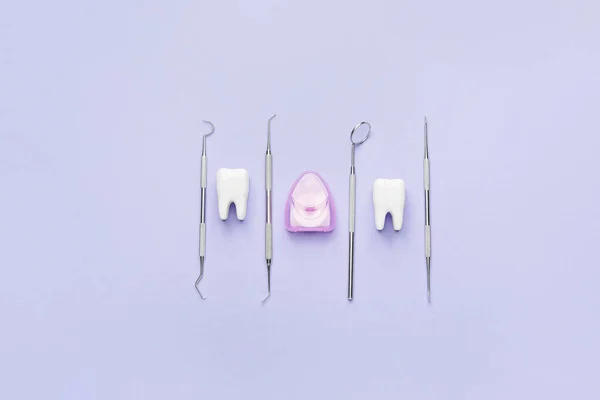 Dişçi Aletleri Plastik Dişler Renk Arka Planında Diş Ipi — Stok fotoğraf