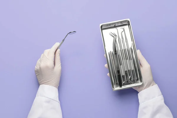 Tandläkare Med Instrument Färg Bakgrund — Stockfoto