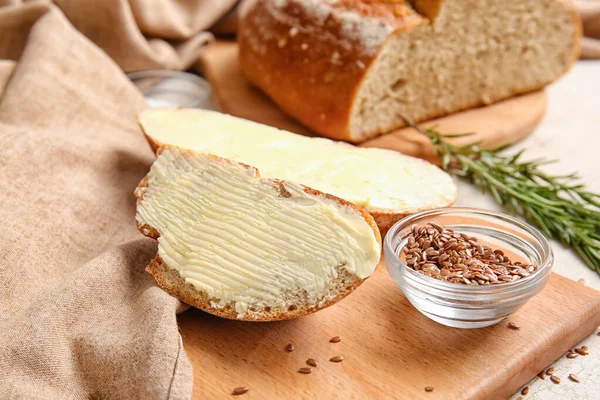 Snijd Vers Brood Met Boter Lijnzaad Rozemarijn Lichte Ondergrond Close — Stockfoto