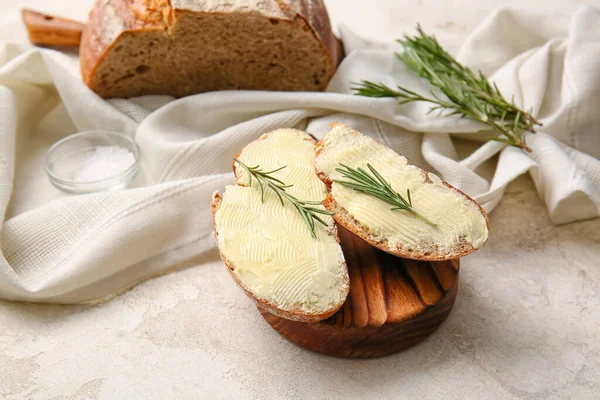 Snijd Vers Brood Met Boter Rozemarijn Lichte Ondergrond — Stockfoto