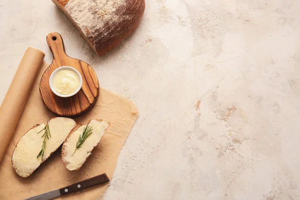 バターとローズマリーと新鮮なパンのスライス光を背景に — ストック写真