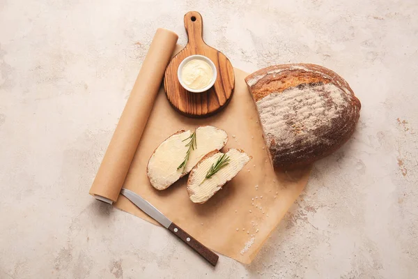 バターとローズマリーと新鮮なパンのスライス光を背景に — ストック写真