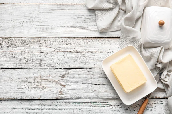 Box Mit Frischer Butter Und Messer Auf Hellem Holzgrund — Stockfoto