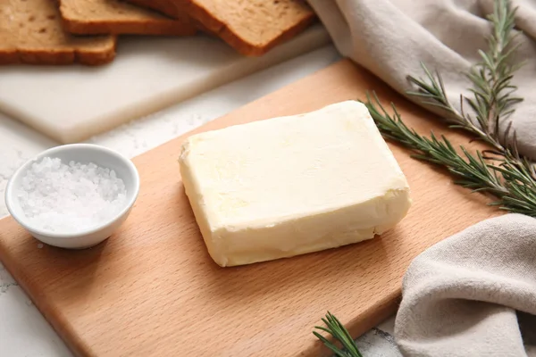 Färskt Smör Salt Bröd Och Rosmarin Ljus Bakgrund Närbild — Stockfoto