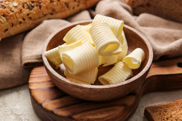 Miska Świeżym Masłem Stole Zbliżenie — Zdjęcie stockowe