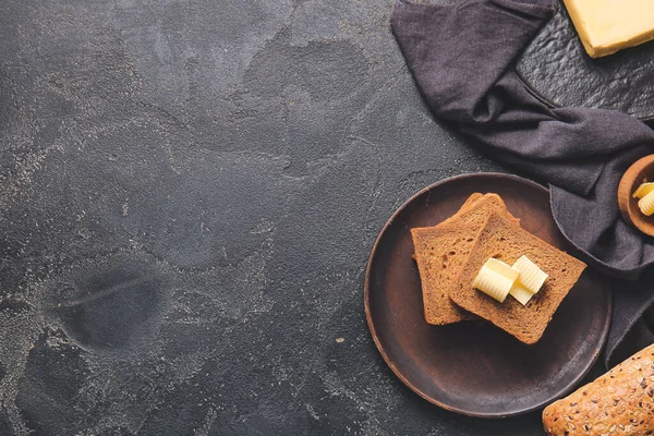 Bord Met Plakjes Vers Brood Boter Donkere Ondergrond — Stockfoto