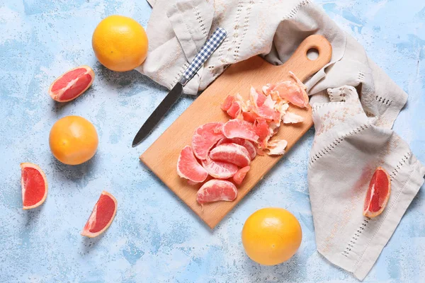 Board Slices Ripe Grapefruits Color Background — Stock Photo, Image