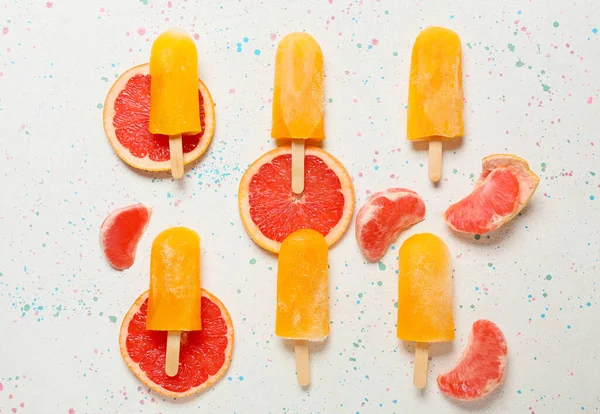 Leckeres Eis Und Grapefruits Auf Hellem Hintergrund — Stockfoto