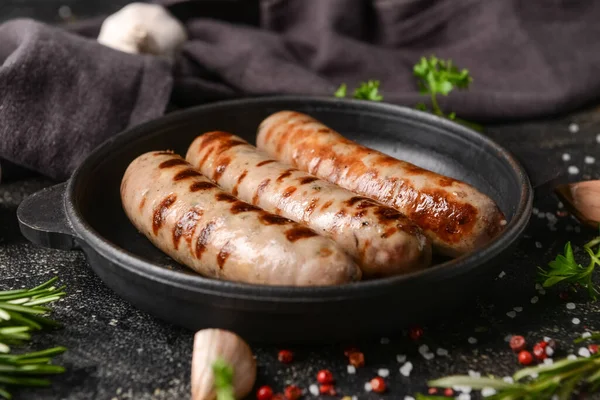 Frying Pan Delicious Grilled Sausages Dark Background Closeup — Stock Photo, Image
