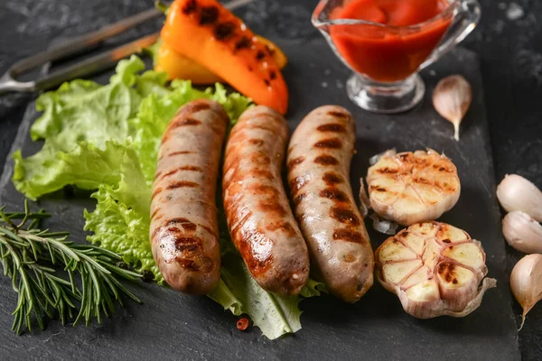 Placa Ardósia Com Deliciosas Salsichas Grelhadas Fundo Escuro — Fotografia de Stock