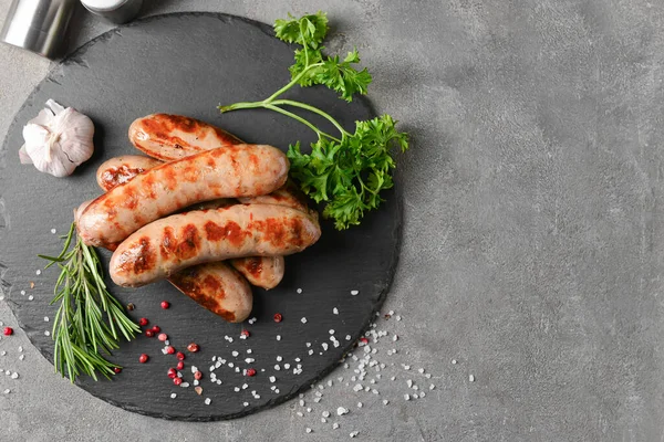 Slate Plate Delicious Grilled Sausages Grey Background — Stock Photo, Image