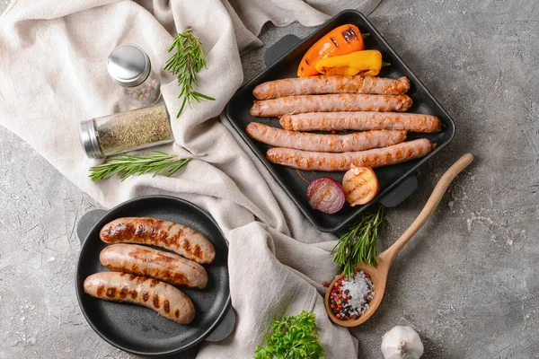 Frying Pans Delicious Grilled Sausages Grey Background — Stock Photo, Image