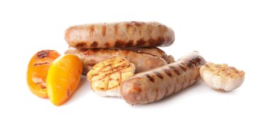 Beyaz arka planda leziz ızgara sosisler.