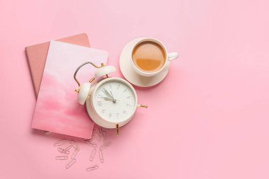 Çalar saat ve kahve fincanının renginde kompozisyon