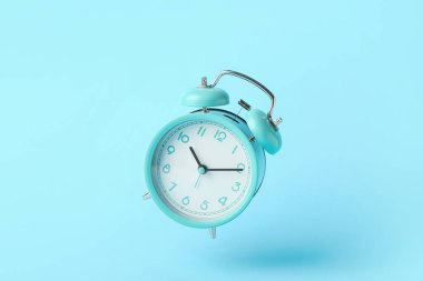 Renk arkaplanındaki alarm saati